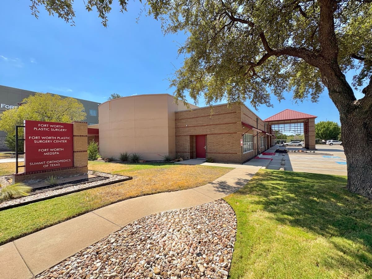 Exterior of the Fort Worth Plastic Surgery building, with its sign for Fort Worth Plastic Surgery, Fort Worth Plastic Surgery Center and Fort Worth MedSpa